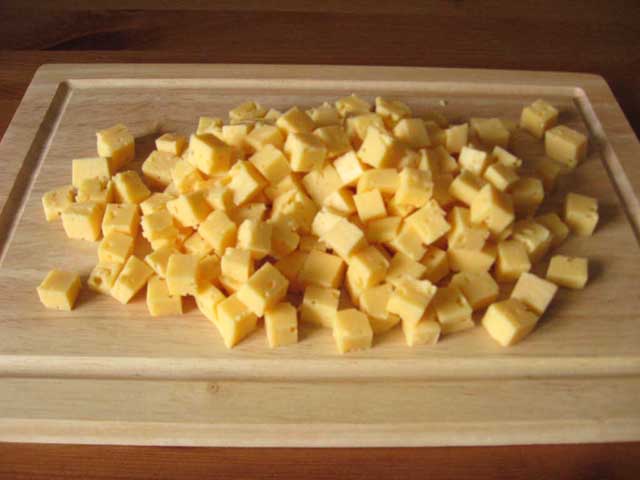 Нарезанный кубиками сыр