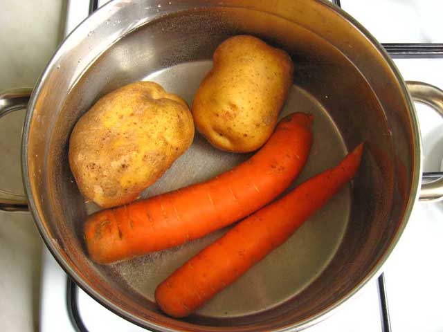 Відварюємо картоплю з морквою.