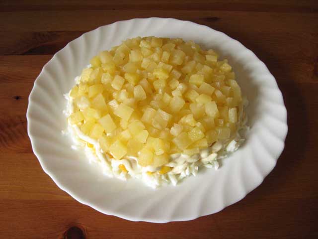 Выложенный ананас на кукурузе