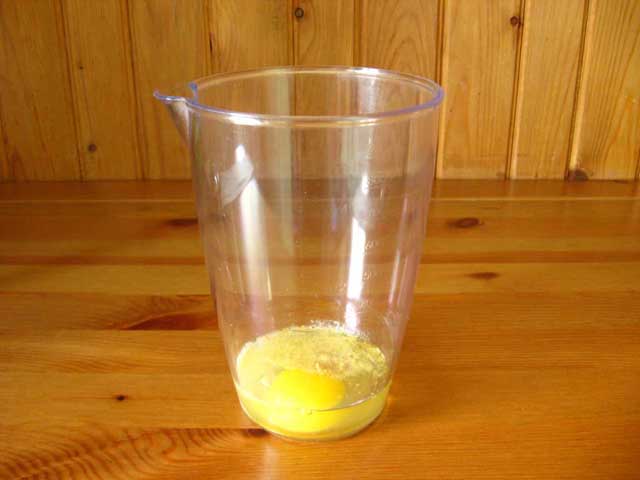 Яйцо, соль, перец, горчица и лимонный сок в стакане для блендера.