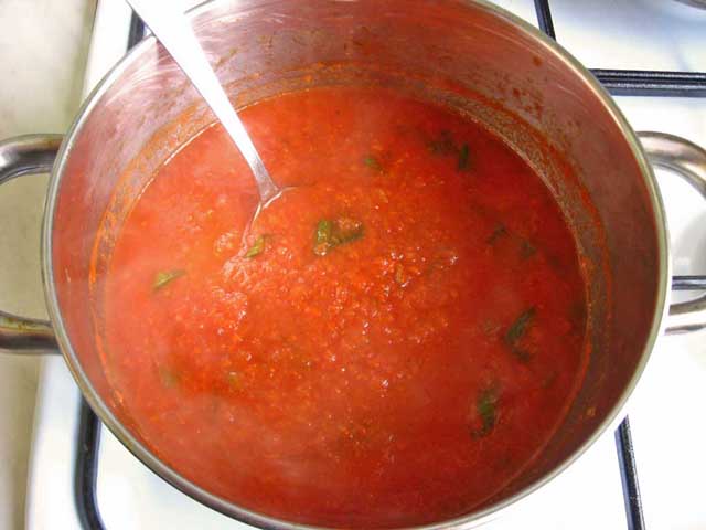 Томатный соус с базиликой готов.