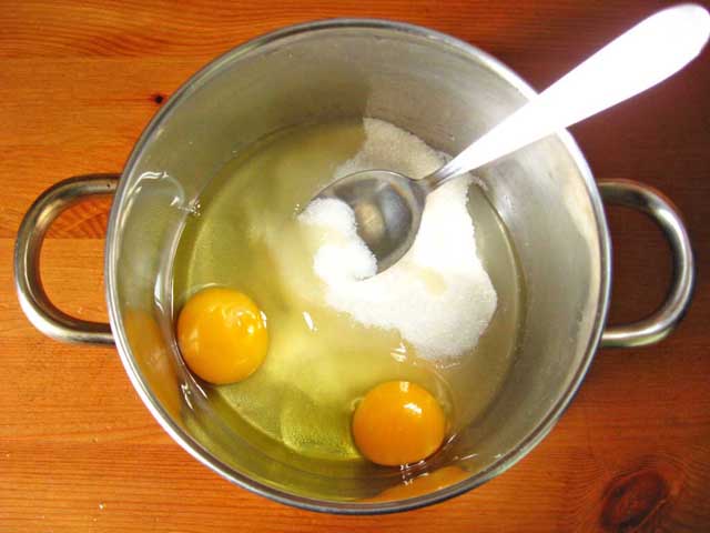 Перетираємо яйця з цукром.