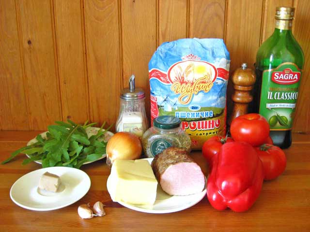 Ингредиенты Пицца с ветчиной и рукколой.