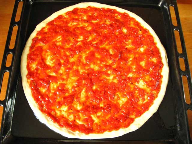Корж смазанный томатным соусом для пиццы.