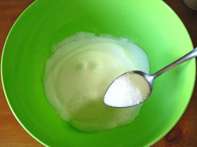 Добавляем сахар и ванильный сахар к белкам.