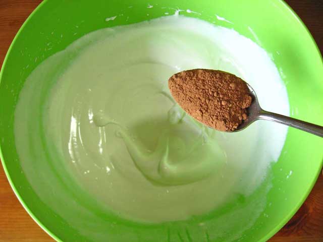 К взбитым белкам добавляем какао-порошок.