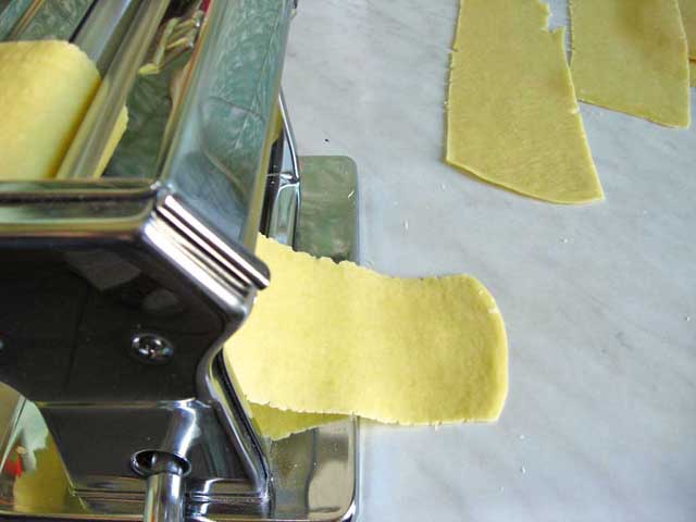 Раскатываем тесто до толщины 1 мм.