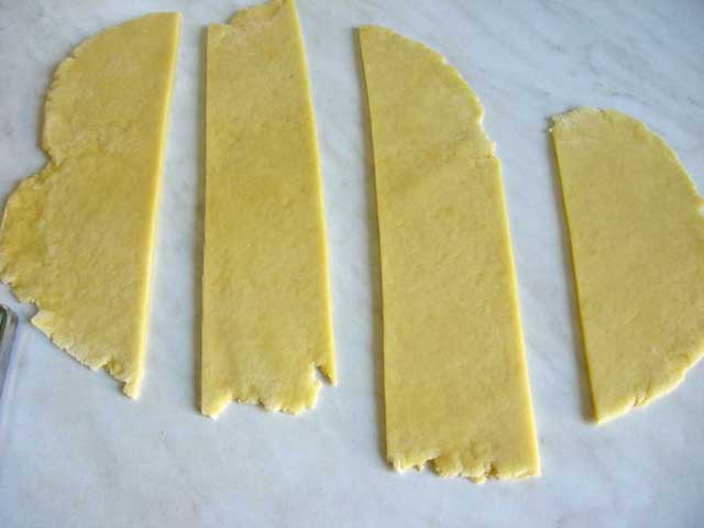 Раскатываем тесто и режем его полосками.