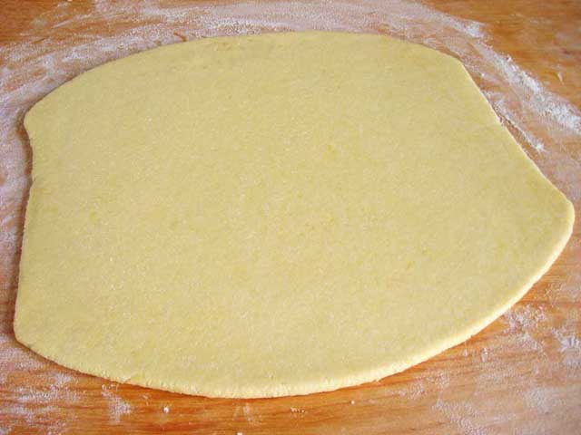 Сирне тісто розкачане до товщини 6-7 мм.