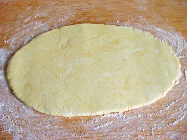 Розкачане сирне тісто.