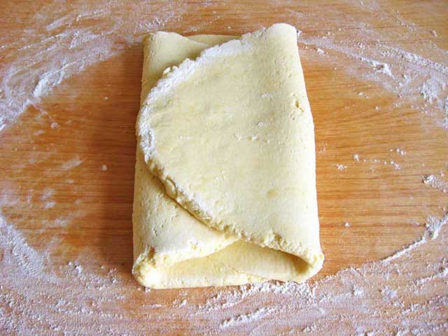 Сложенное сырное тесто.