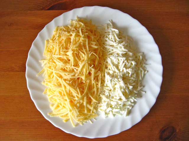 Трем на крупной терке сыр.