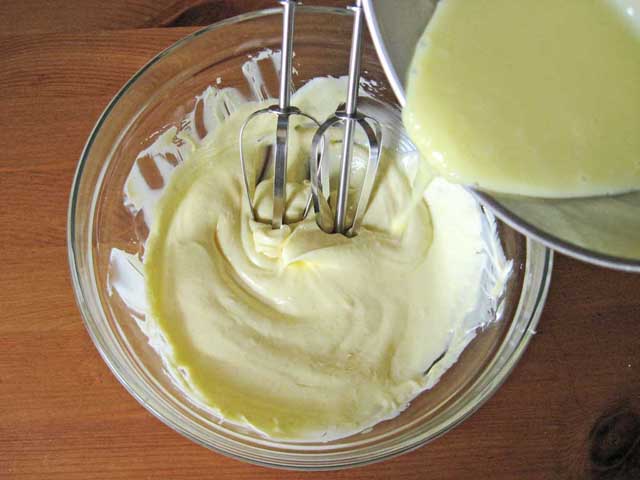 К масла добавляем желток со сгущенным молоком.