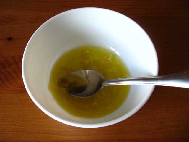 Змішуємо оливкову олію і витиснений через часникодавку часник.