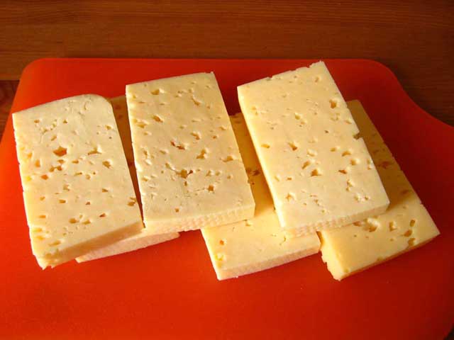 Сир нарізаний порційними шматками.